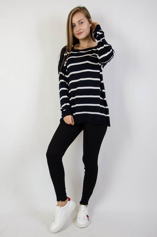 Granatowy luźny sweter w paski z kieszonką 