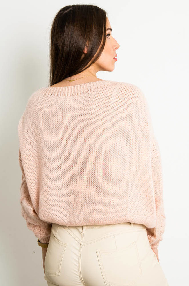 JASNO RÓŻOWY SWETER O LUŹNYM KROJU