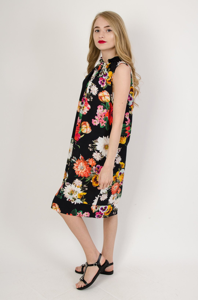 Czarna sukienka w kwiaty wiązana przy szyi