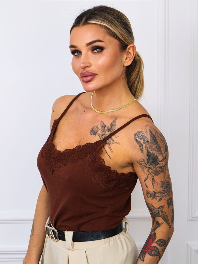 TOP NA RAMIĄCZKACH Z OZDOBNĄ KORONKĄ- BRĄZOWY