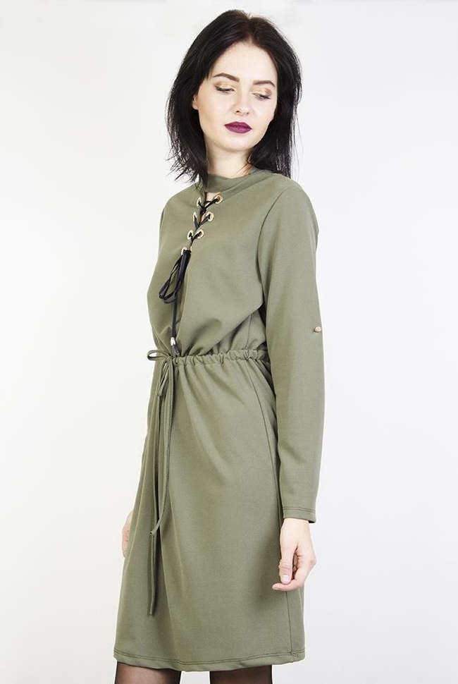 Zielona sukienka wiązana w dekolcie