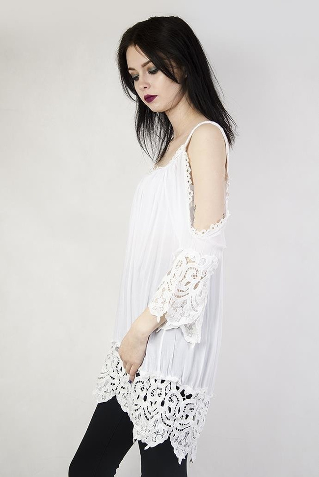 Biała bluzka z ażurowymi wstawkami i odkrytymi ramionami