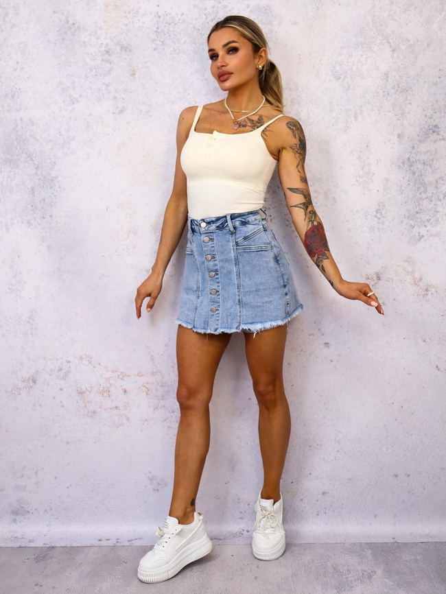 JEANSOWE SPÓDNICO-SPODENKI Z PRZESZYCIAMI ZAPINANE NA GUZIKI