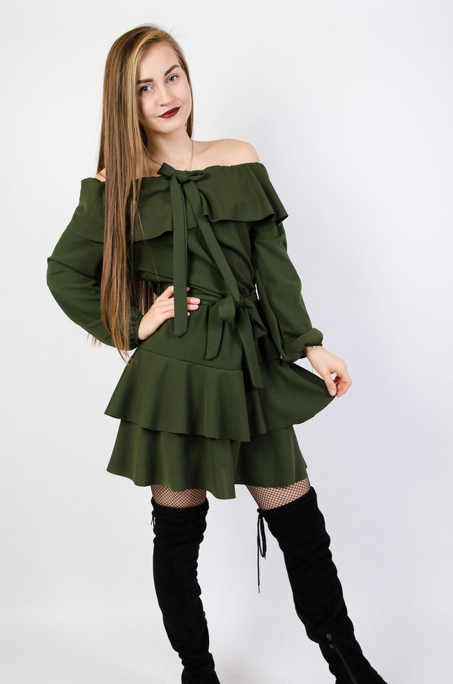 Zielona rozkloszowana sukienka z hiszpańskim dekoltem