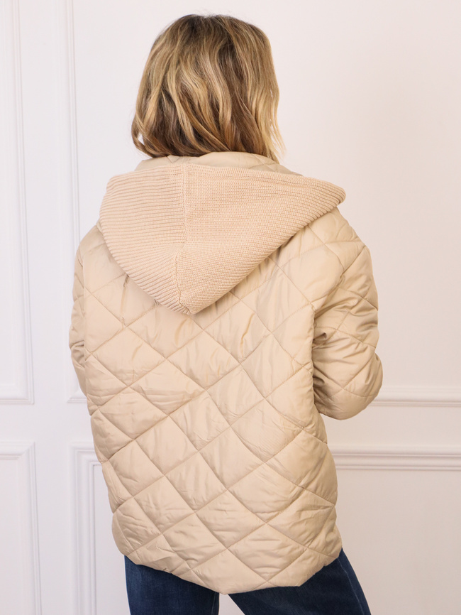 PIKOWANA KURTKA ZE SWETERKOWYM KAPTUREM I ŚCIĄGACZEM NA RĘKAWIE- BEŻOWA