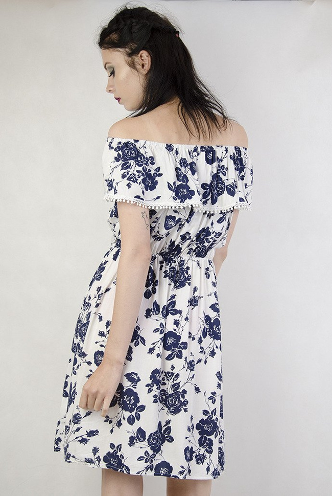 Biała sukienka z hiszpańskim dekoltem