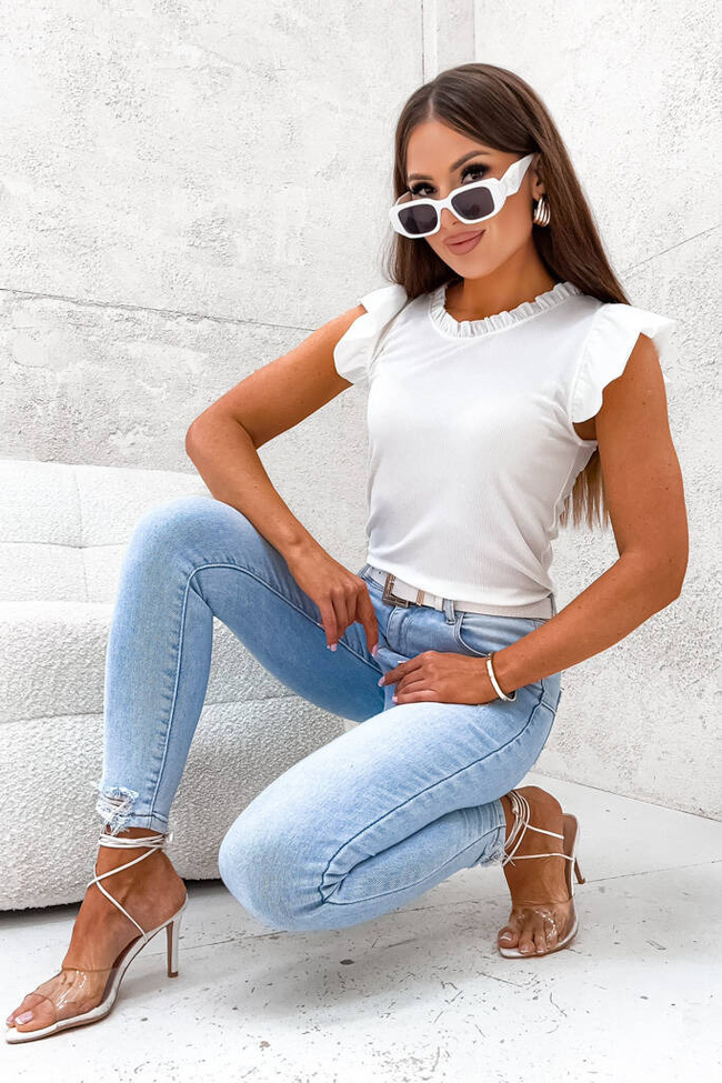 BLUZKA PRĄŻKOWANA Z FALBANAMI NA RAMIONACH-BIAŁA