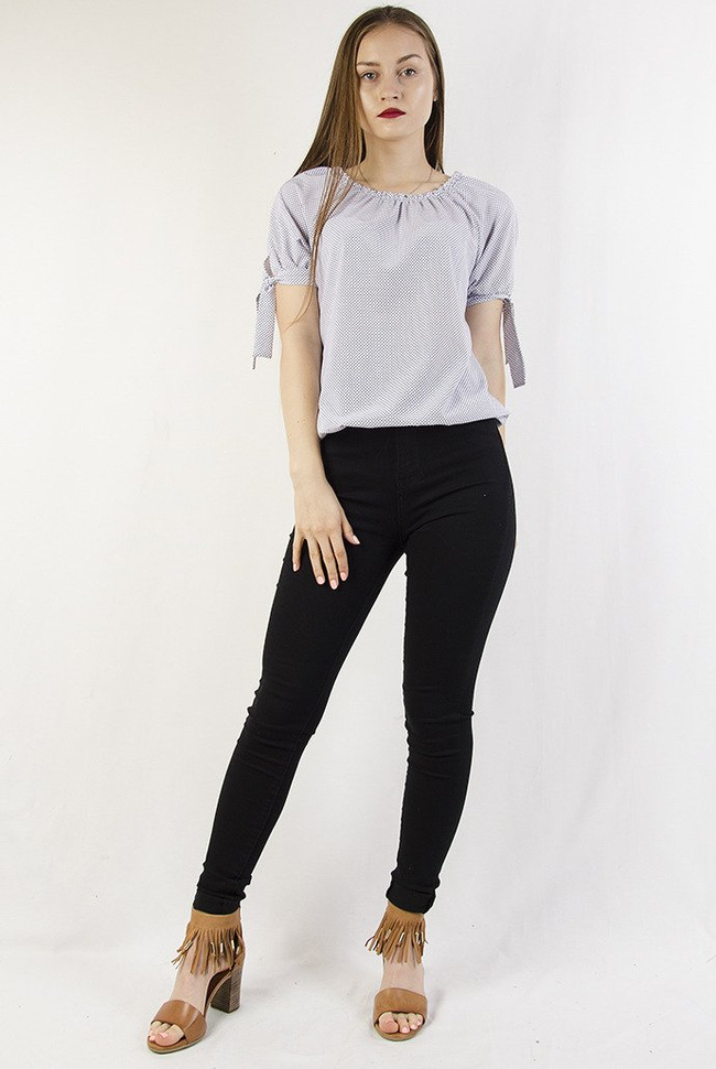 Biała bluzka w kropki z marszczeniem przy dekolcie