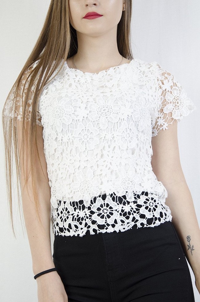Biała koronkowa bluzka z zamkiem na plecach