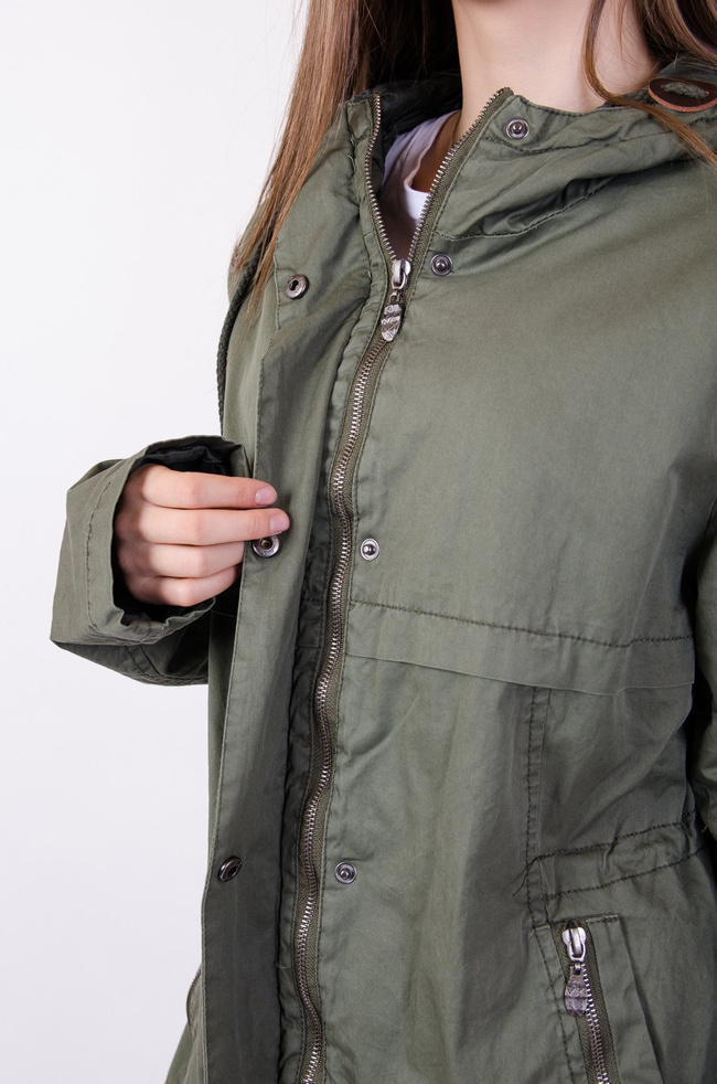 Zielona, asymetryczna kurtka parka