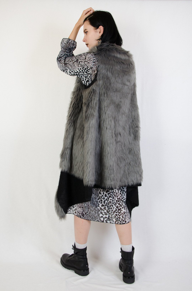  Futrzana ciemnoszara kamizelka o asymetrycznym kroju