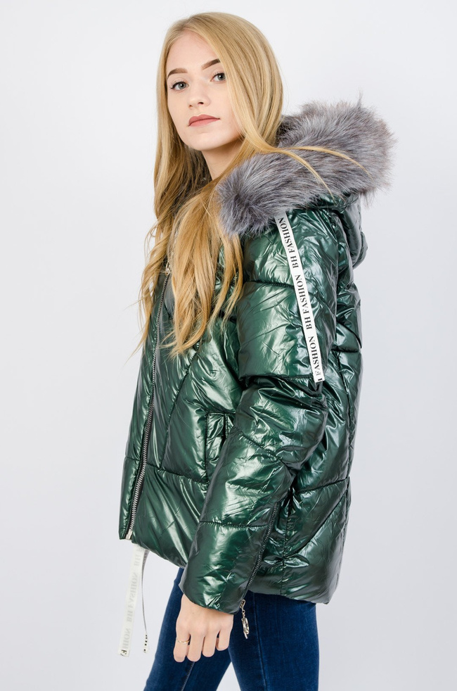 Zielona błyszcząca kurtka z futerkiem przy kapturze