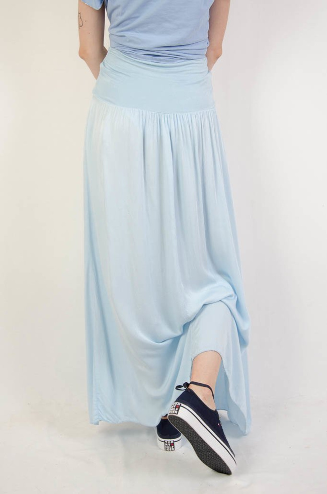 Długa zwiewna jasnoniebieska spódnica z szerokim pasem
