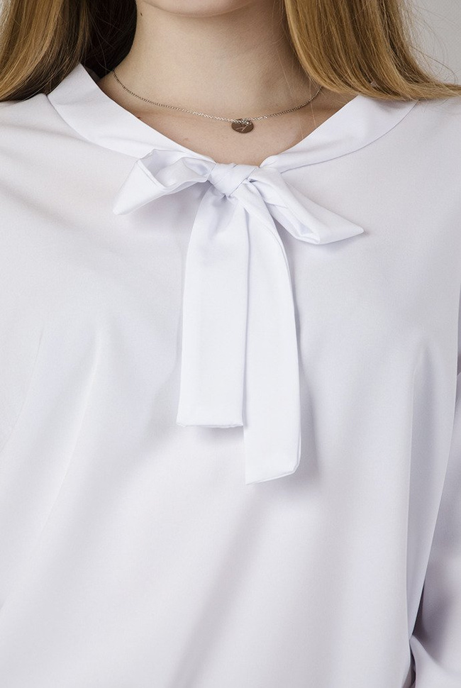 Biała bluzka z wiązaniem przy dekolcie