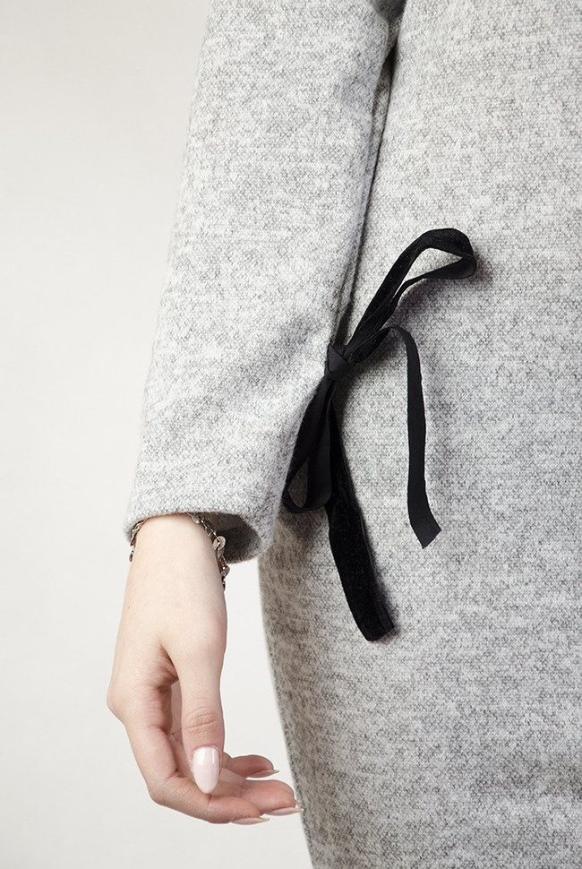 Szara prosta sukienka z koronką na ramionach oraz golfem