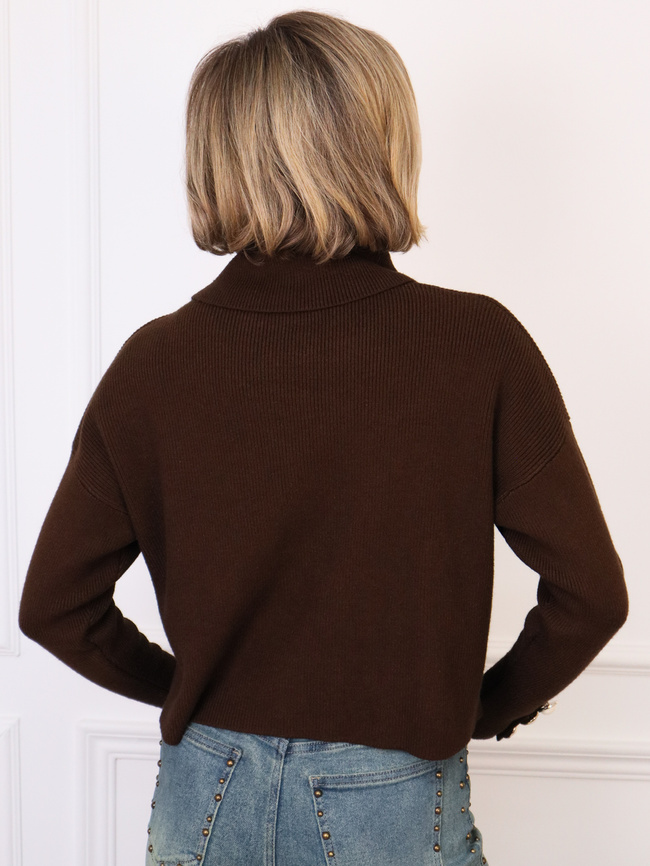 SWETER Z GOLFEM I OZDOBNYMI GUZIKAMI NA MANKIETACH- CZEKOLADOWY