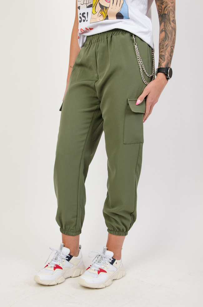 Zielone joggery z łańcuchem i kieszeniami po bokach