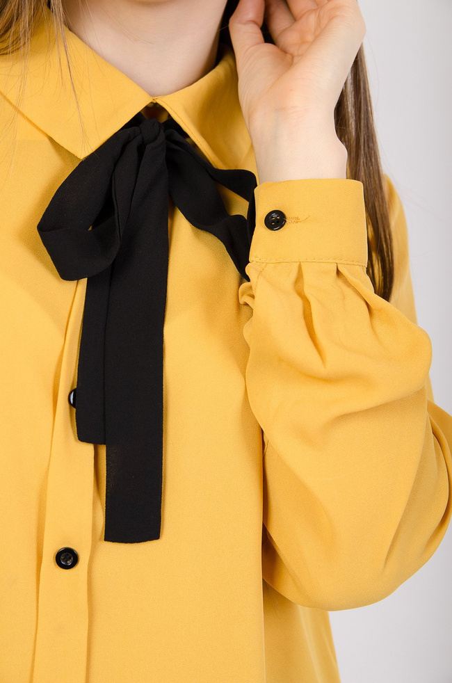 Miodowa koszula z wiązaniem przy szyi