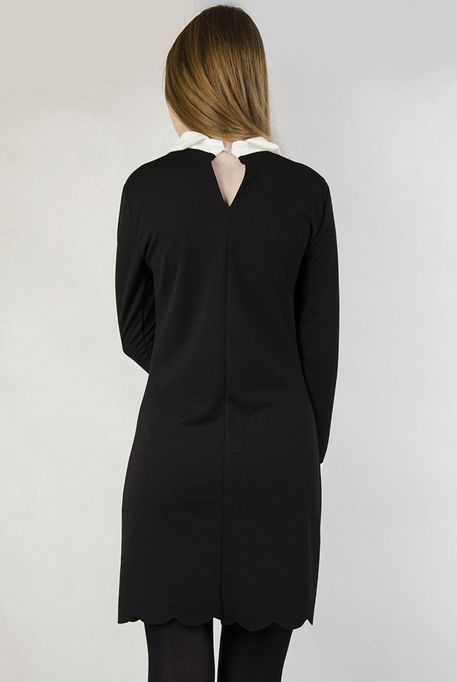 Czarna sukienka z jasnym kołnierzem i mankietami