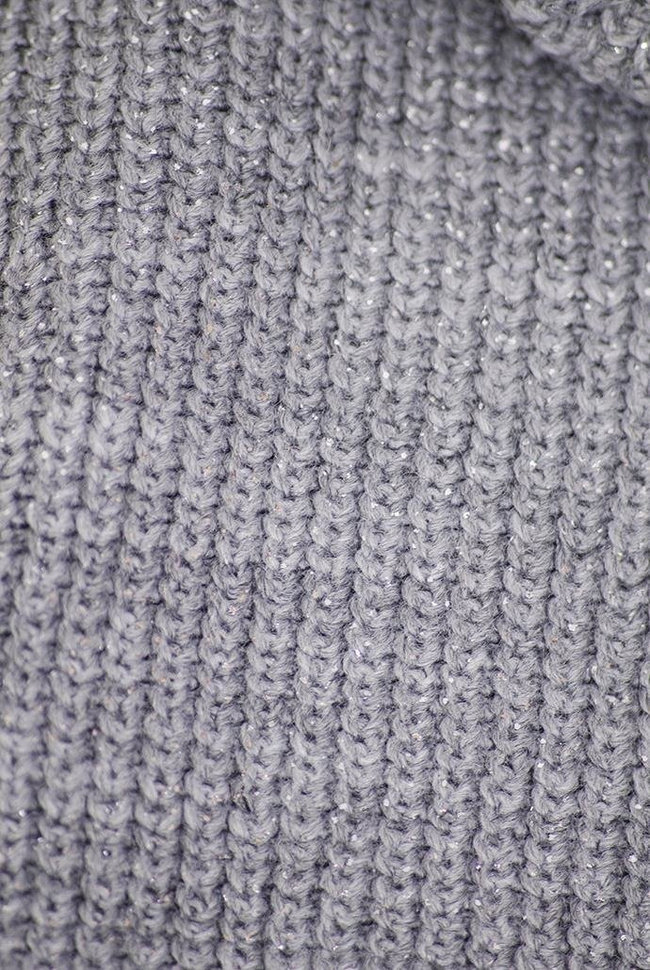 Jasnoszara czapka z przeszyciem oraz koralikiem