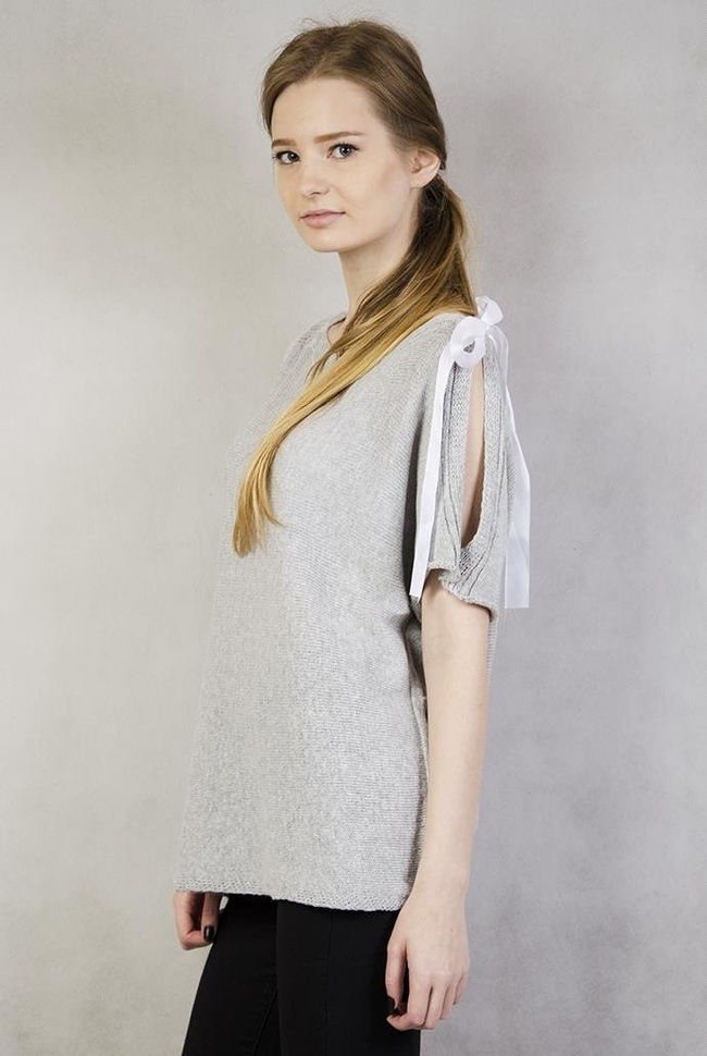 Krótki szary sweter ze wstążką i wycięciem