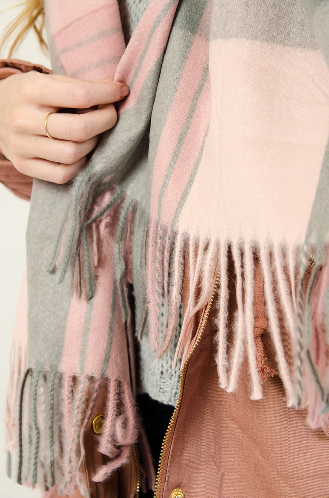 Różowy szalik w kratę