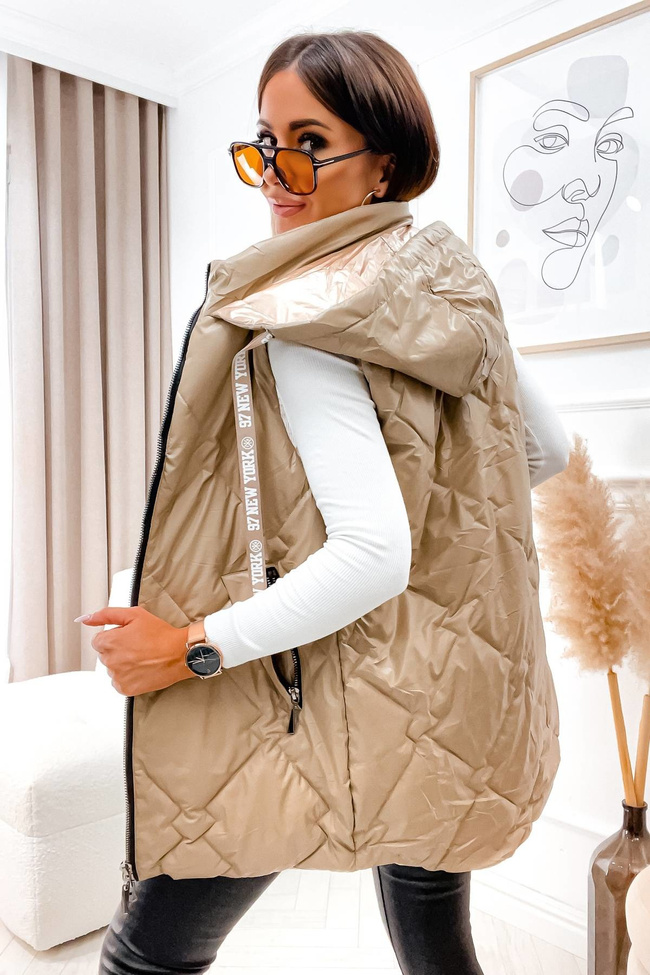 KAMIZELKA PIKOWANA Z KAPTUREM - BEŻOWA