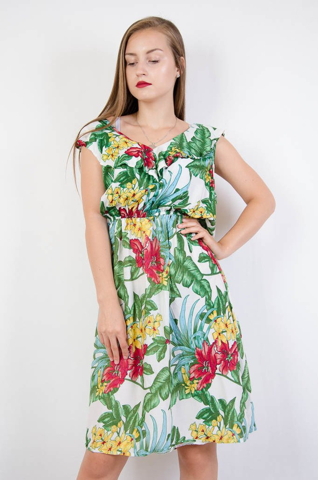 Biała kwiecista sukienka z falbaną w dekolcie