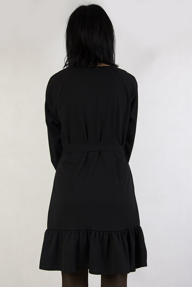 Czarna sukienka z falbaną na dole