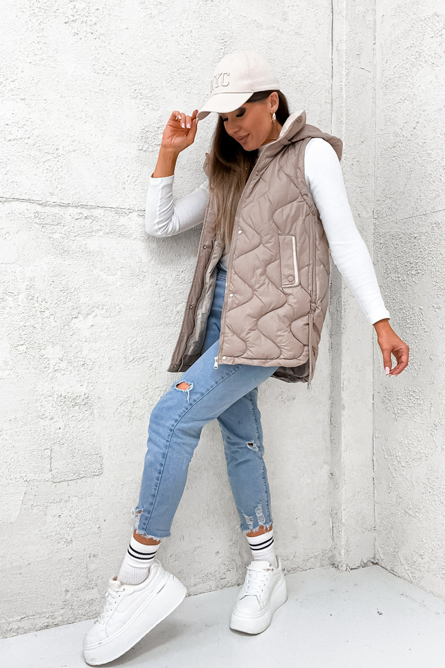 KAMIZELKA PIKOWANA Z KAPTUREM I ŚCIĄGACZAMI PO BOKACH- BRĄZOWA