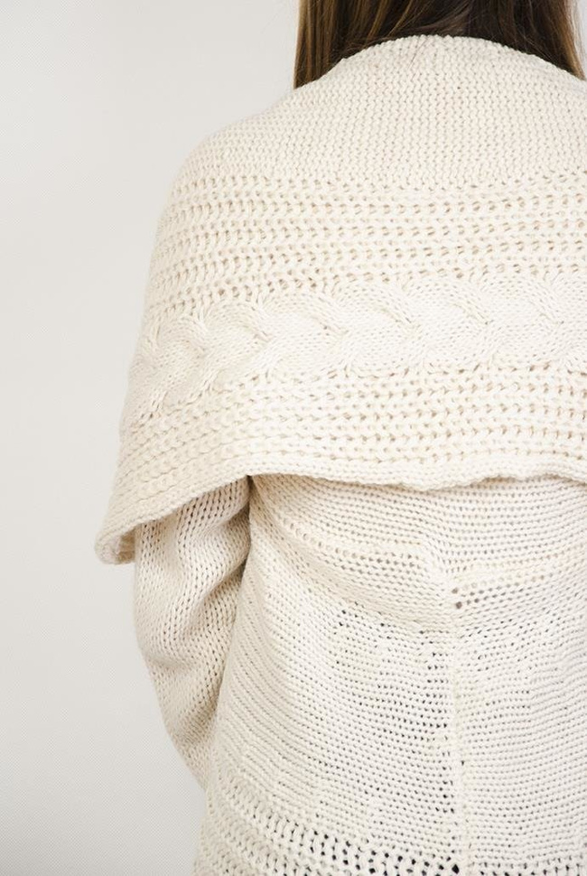 Gruby beżowy sweter typu kardigan z pięknymi wzorami