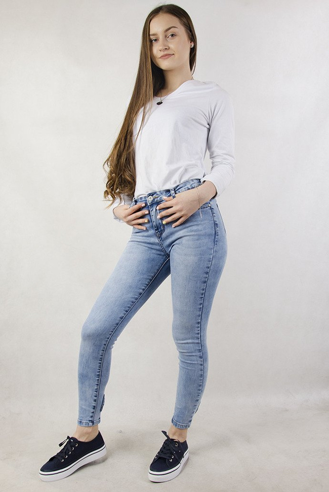 Jasne spodnie jeansowe z kokardami przy nogawce