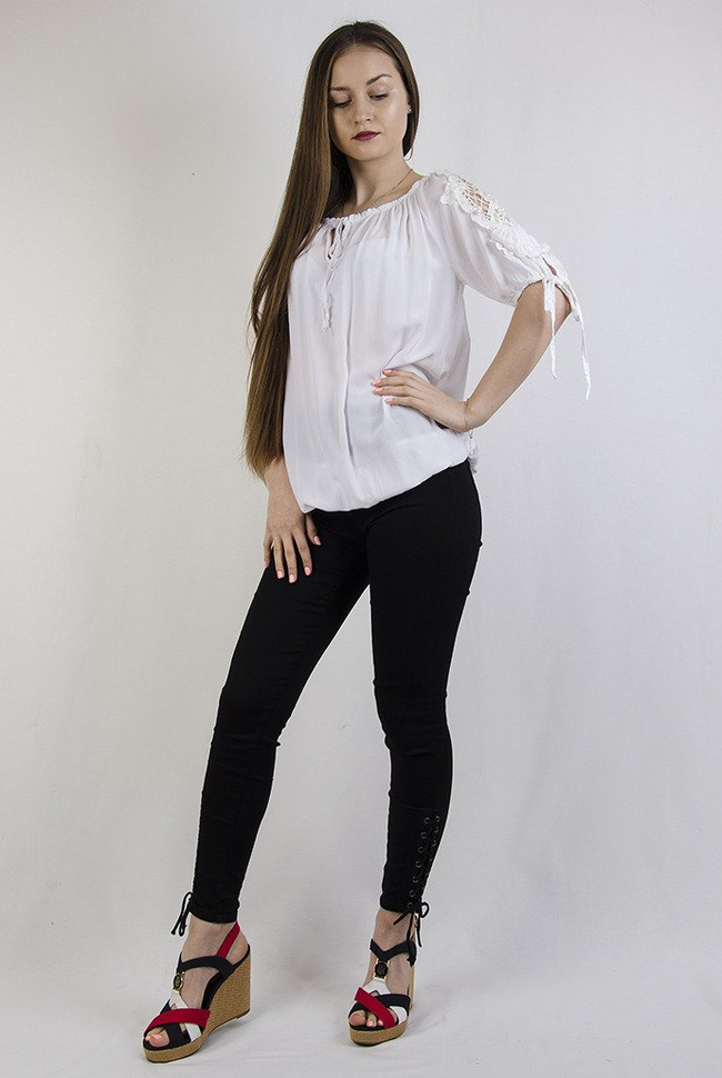 Biała bluzka z gumką na dole i ażurowymi wstawkami