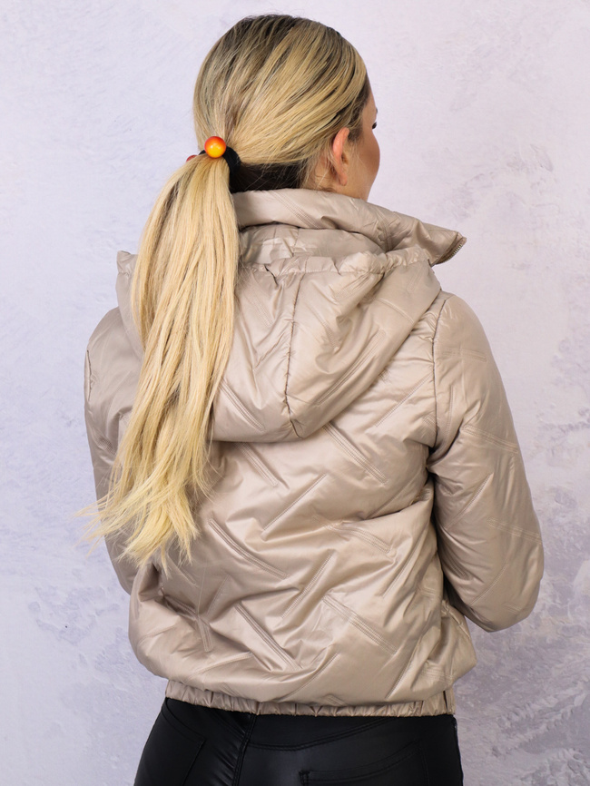 KURTKA PRZEJŚCIOWA Z NASZYWKĄ NA RĘKAWIE- BEŻOWA