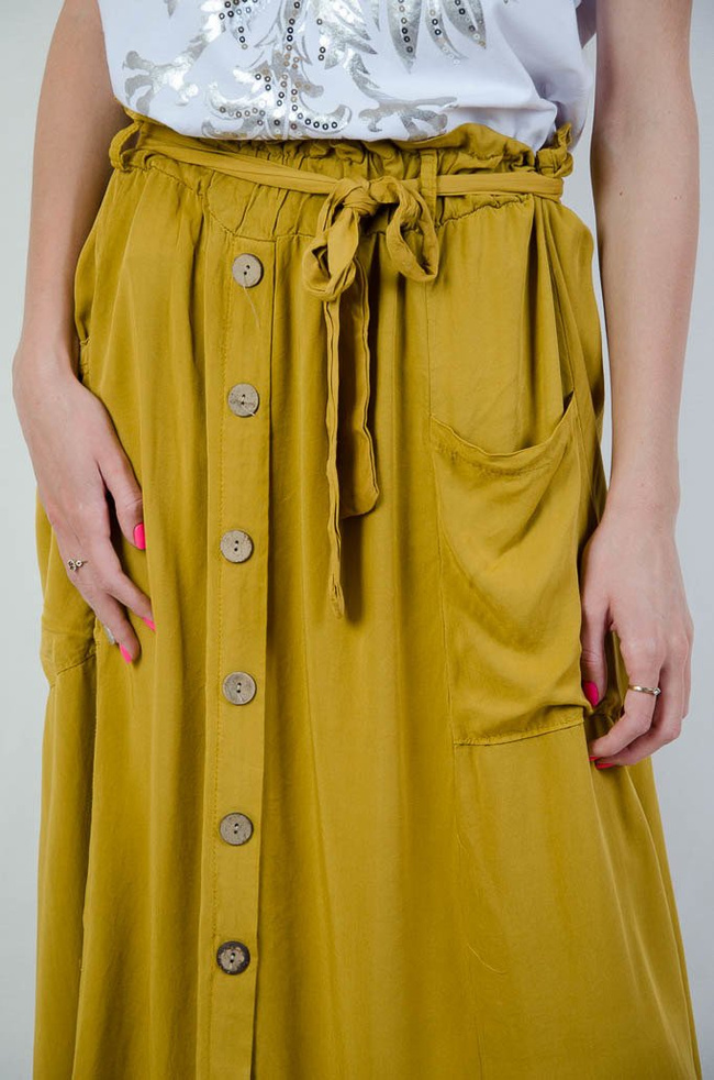 DŁUGA MUSZTARDOWA SPÓDNICA Z KIESZENIAMI WIĄZANA W PASIE