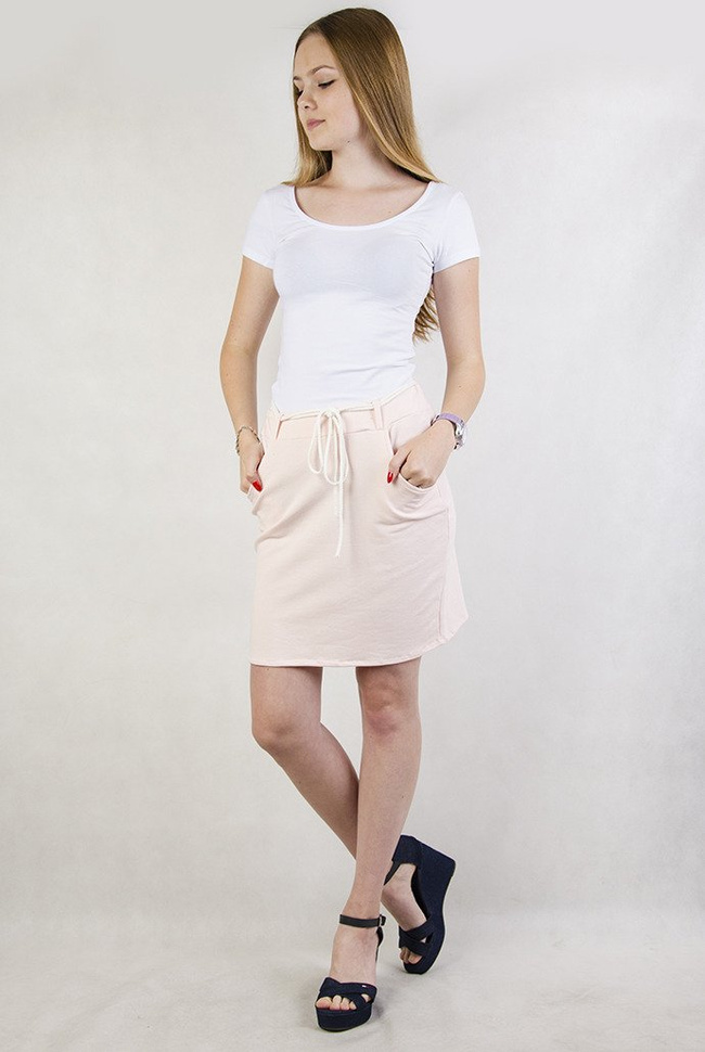 Krótka, różowa spódniczka z wiązaniem