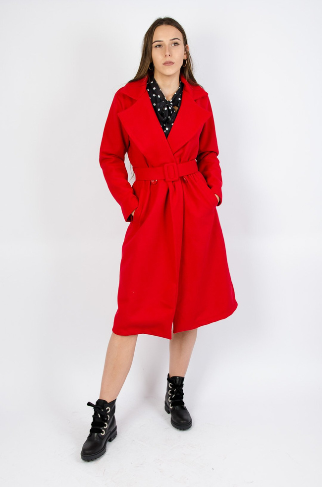 Długi czerwony płaszcz z paskiem