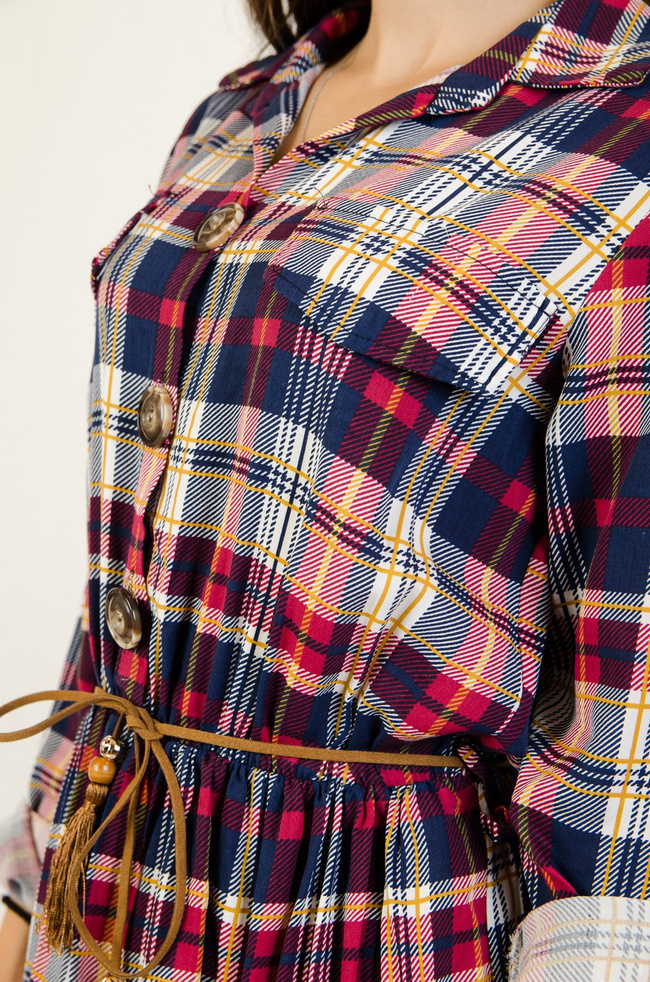 Koszulowa sukienka w kratę z gumką w pasie