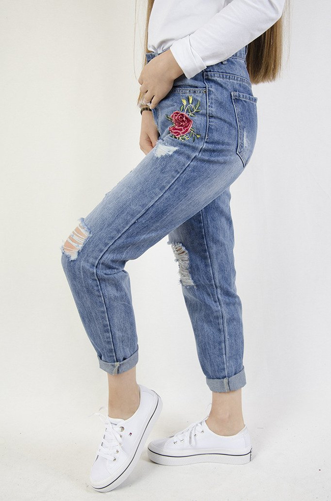 Spodnie jeansowe typu boyfriend z różami