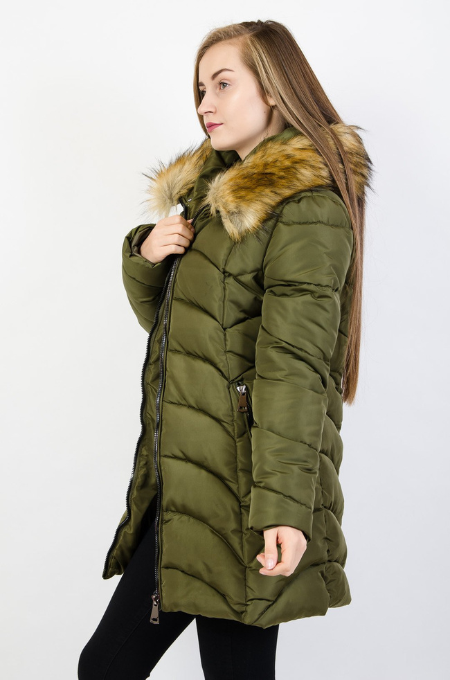 Zielona pikowana kurtka z futerkiem przy kapturze