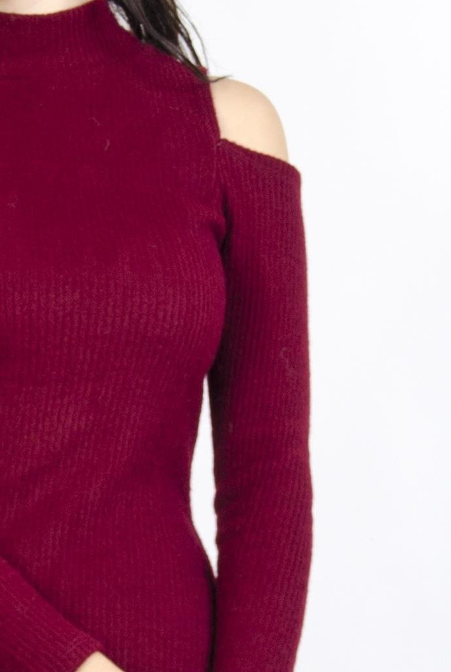 Bordowa, prążkowana sukienka midi z wycięciami na ramionach