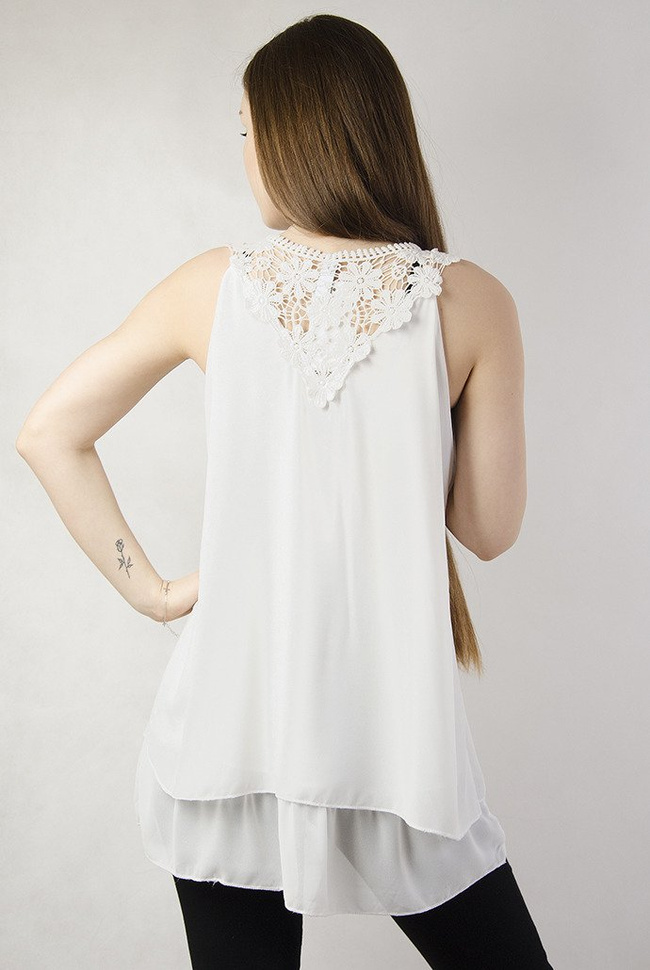 Biała bluzka z ażurowym zdobieniem z tyłu