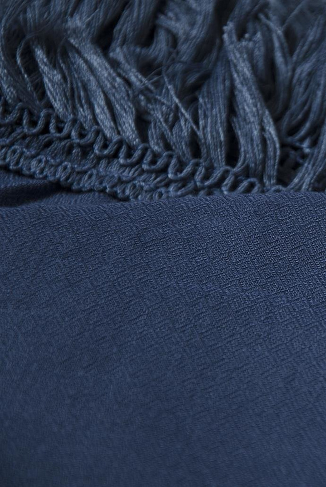 Niebieski szal z naszywkami