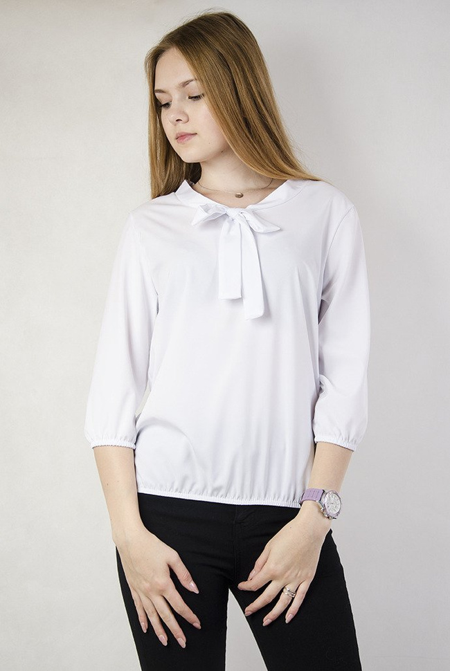 Biała bluzka z wiązaniem przy dekolcie