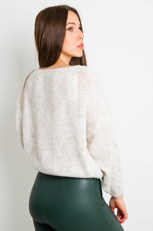 BEŻOWY SWETER O LUŹNYM KROJU