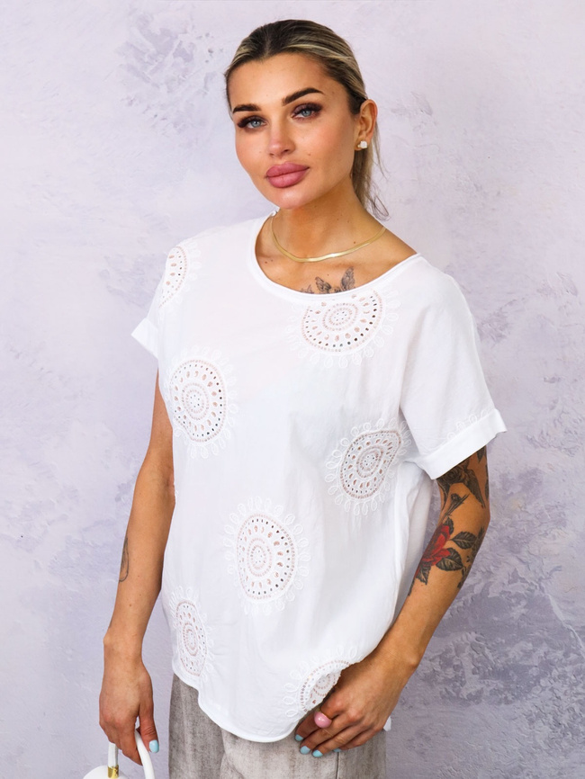 BLUZKA Z HAFTOWANYM WZOREM ZDOBIONA CEKINAMI- BIAŁA