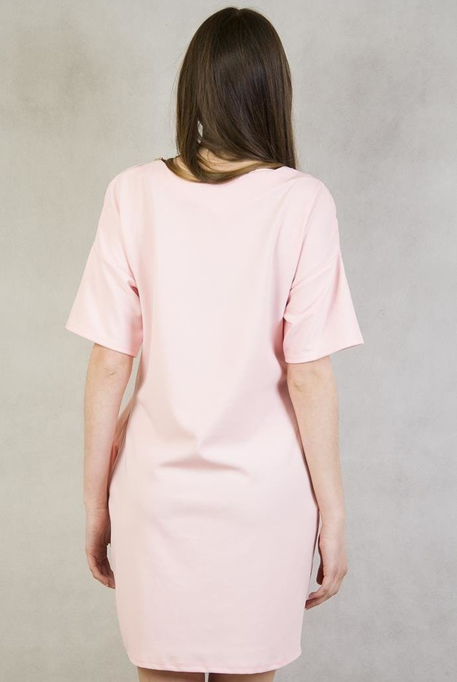 Sukienka różowa z zameczkami na ramionach i wisiorkiem w kolorze złota