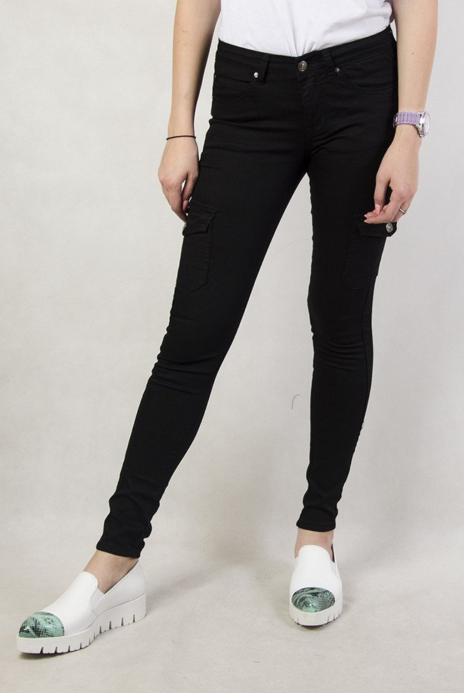 Czarne spodnie bojówki z kieszeniami po bokach