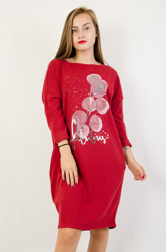 Czerwona sukienka z kieszeniami oraz kwiatem z przodu