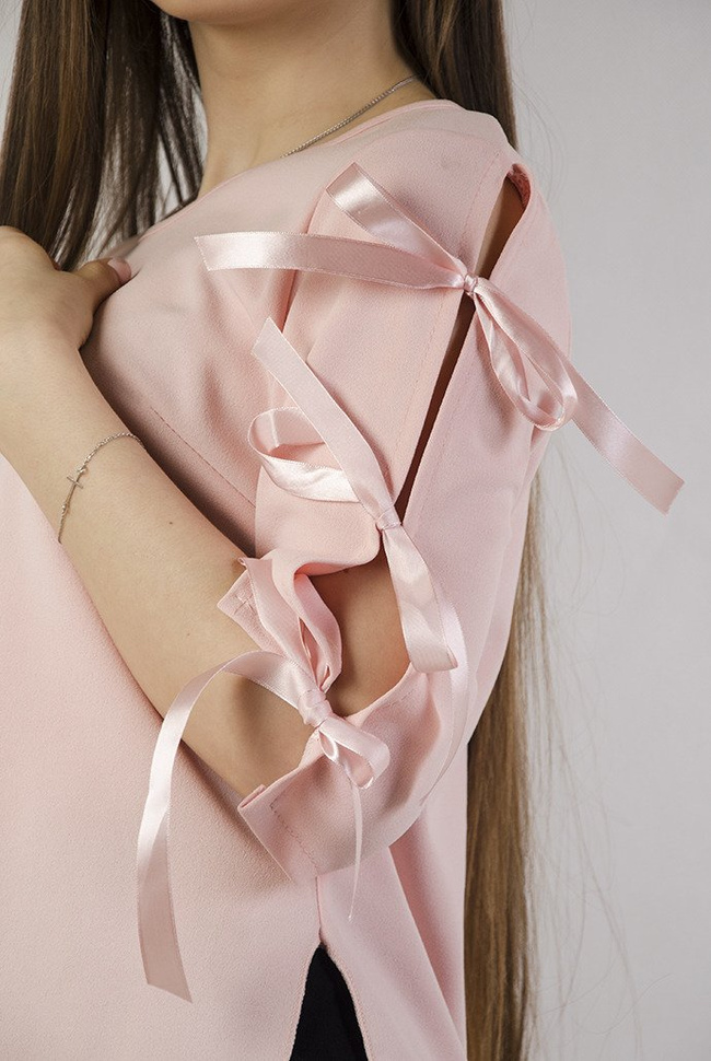 Różowa asymetryczna bluzka z kokardkami